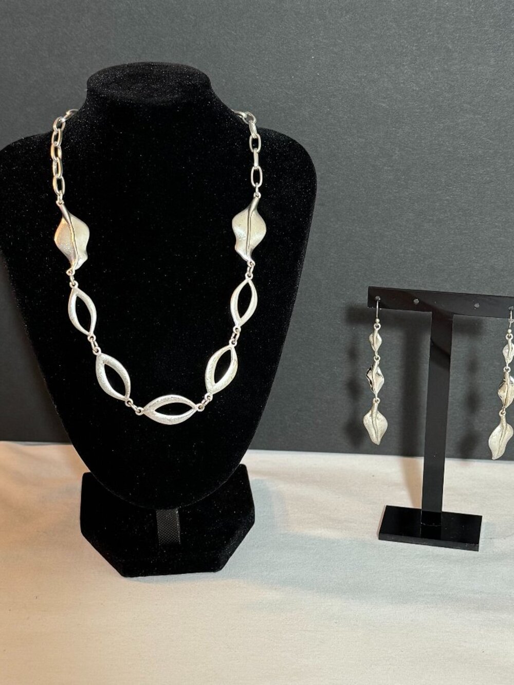 Dana Buchman Necklace Earrings Set Silver Tone Leaf Link Fashion Jewelry